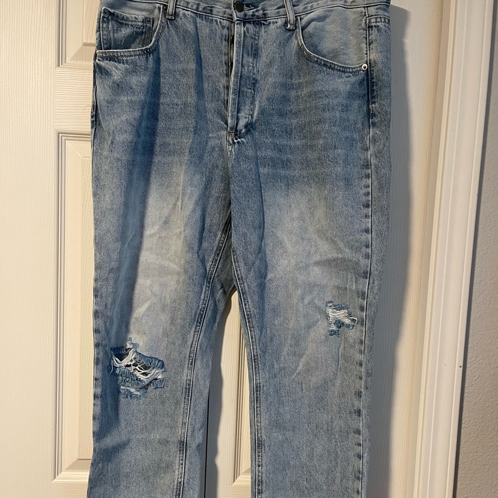Distressed boyfriend jean